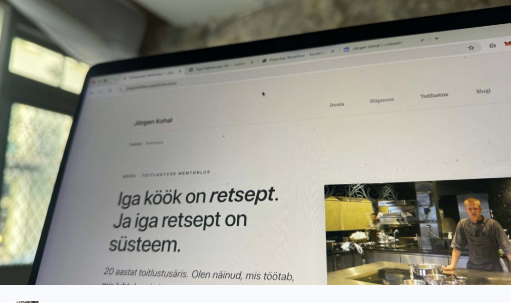 Sülearvuti ekraanil kiri „Iga köök on retsept. Ja iga retsept on süsteem.“ kõrval foto Jörgen Kohalist köögis.